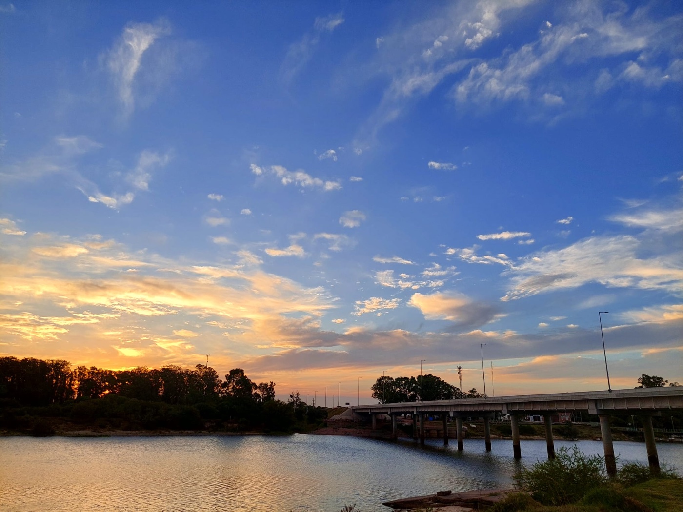 Atardecer sobre el río Cebollatí, con el puente